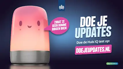 Roze lamp met gezichtje en grijze basis naast tekst 'Doe je updates' op blauwe achtergrond met logo van de overheid.