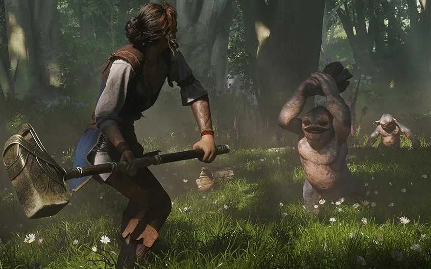 Videogame: In een mistig bos staat een avonturier met zware hamer klaar; twee kleine goblinachtige wezens rennen en zwaaien met armen door het gras.