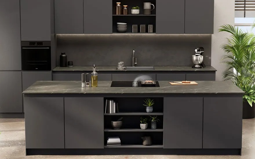 Moderne donkere keuken met groot eiland, ingebouwde kasten en oven, open planken met planten en accessoires, verlichting onder kast.