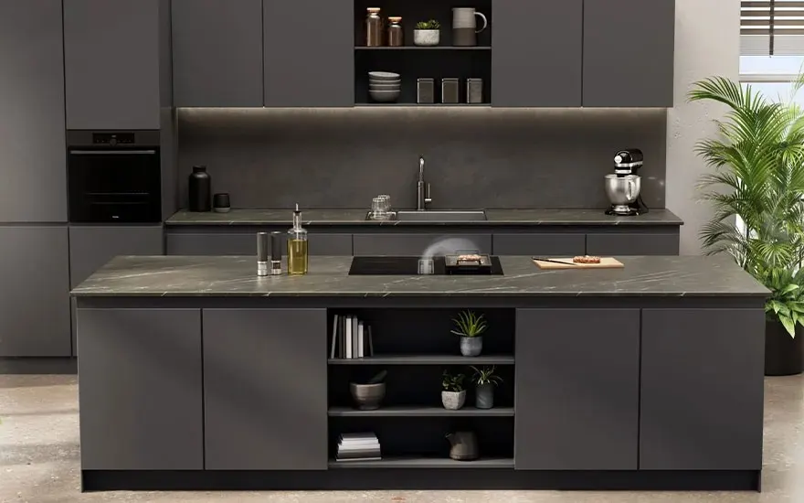 Moderne donkere keuken met groot eiland, ingebouwde kasten en oven, open planken met planten en accessoires, verlichting onder kast.