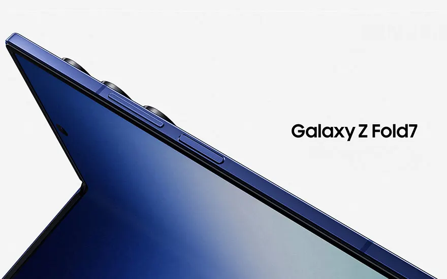 Een blauwe Samsung Galaxy Z Fold7 is half opengevouwen, met zichtbare cameralenzen en strakke lijnen. Merk: Samsung.