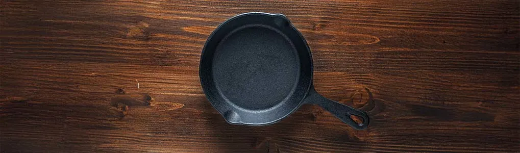Een pan op een houten tafel