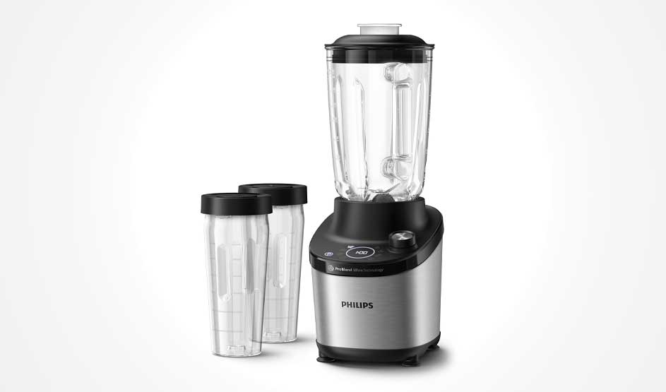 Een Philips-blender met glazen kan en zwarte basis staat op wit; ernaast twee transparante meeneembekers met zwarte deksels.
