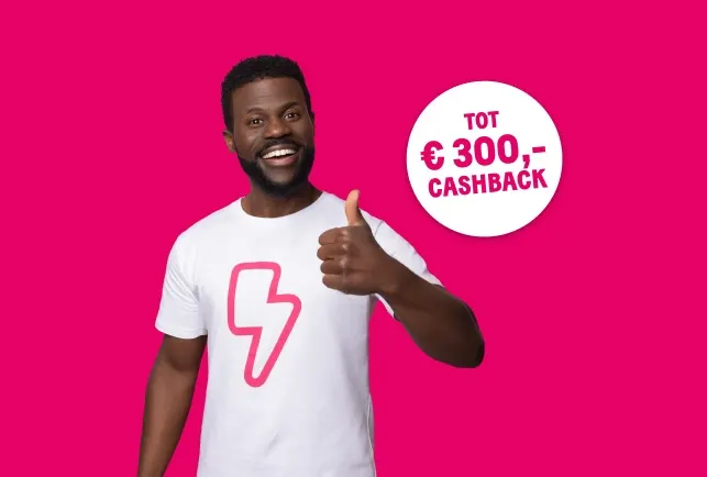 Blije persoon in wit T‑shirt met bliksemsymbool steekt duim op voor een felle roze achtergrond. Witte cirkel met tekst: “Tot €300,- cashback”.
