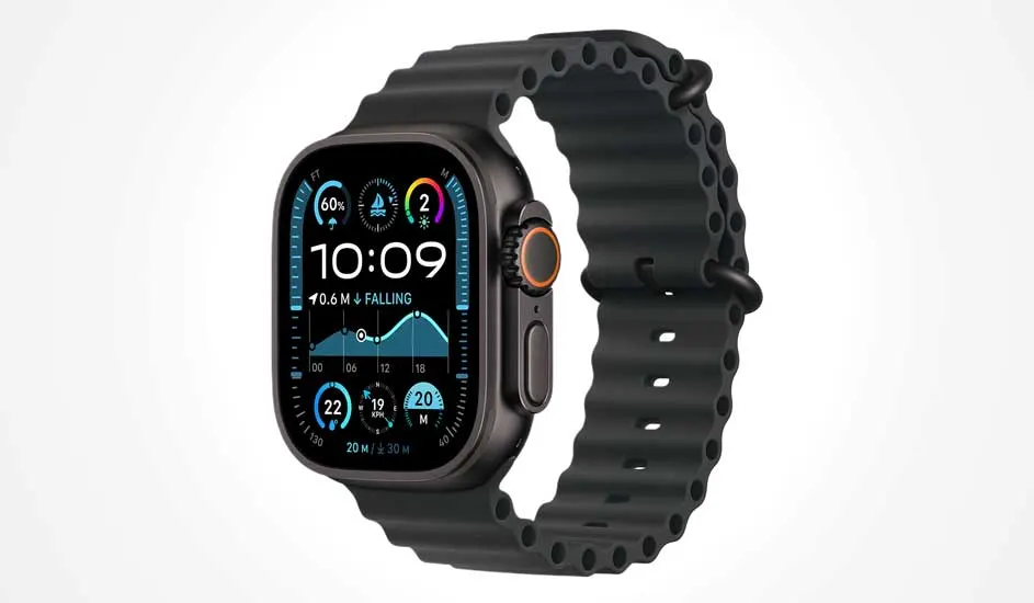 Op de afbeelding staat een Apple Watch Ultra met een zwarte sportband en digitaal scherm vol kleurrijke informatie. Het merk is Apple.
