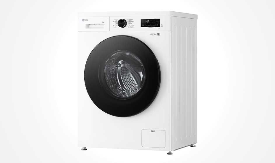 Een witte wasmachine met brede zwarte deur staat vrij op een lichte achtergrond; het toestel oogt robuust, modern en netjes.