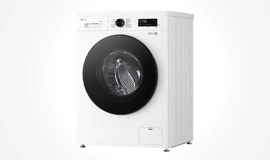 Een witte wasmachine met brede zwarte deur staat vrij op een lichte achtergrond; het toestel oogt robuust, modern en netjes.