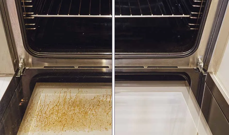 Een open oven toont links aangekoekt vuil en rechts een schone bodem, als duidelijke voor-en-na vergelijking.
