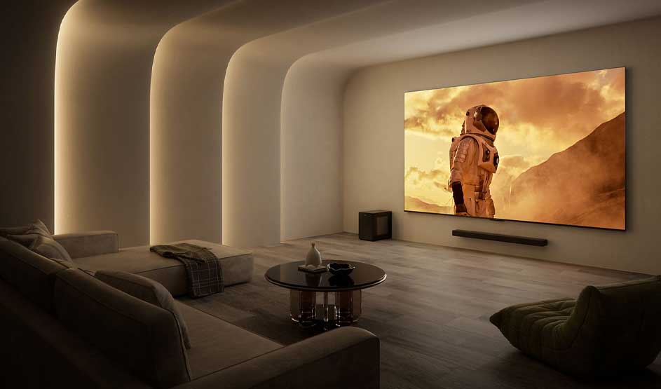 In een moderne, schemerige woonkamer staat een grote tv met een astronaut in een stoffig landschap; zachte bogen lichten op.