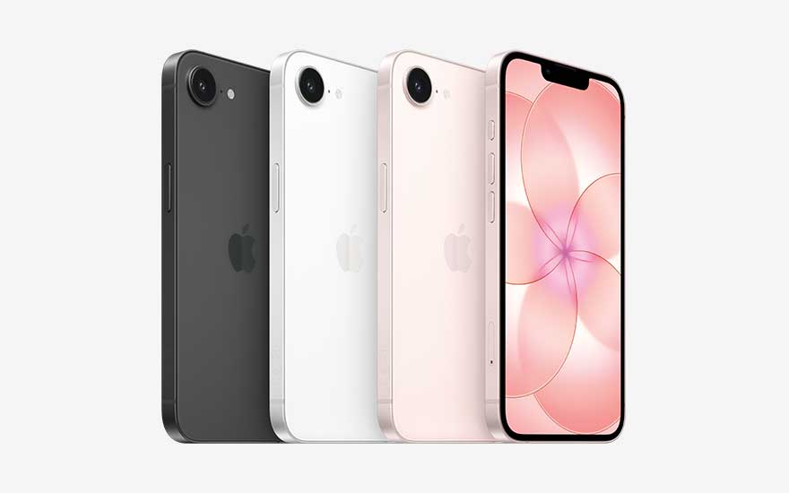 Drie iPhones 17e in zwart, wit en roze staan schuin naast elkaar, met daarnaast een vierde toestel dat het verlichte scherm met roze patroon toont.