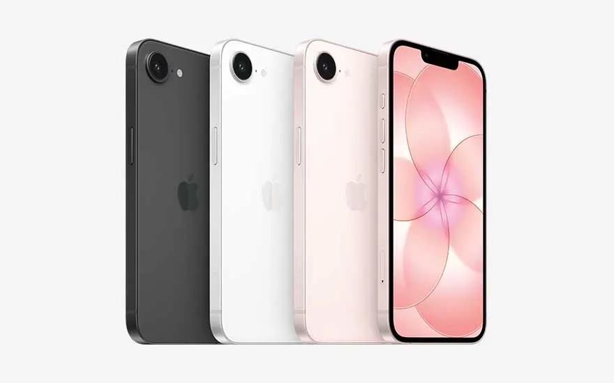 Drie iPhones 17e in zwart, wit en roze staan schuin naast elkaar, met daarnaast een vierde toestel dat het verlichte scherm met roze patroon toont.