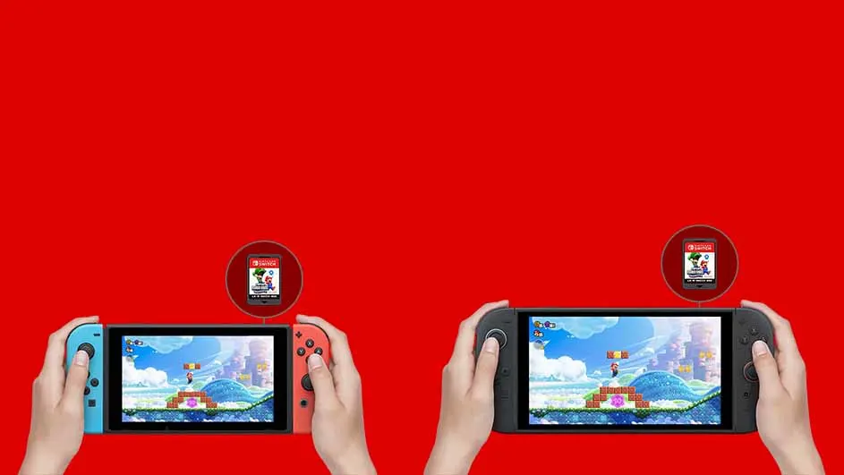 Twee handen houden Nintendo Switch-consoles vast tegen een rode achtergrond, spelbeeld op schermen, gamehoes afgebeeld.