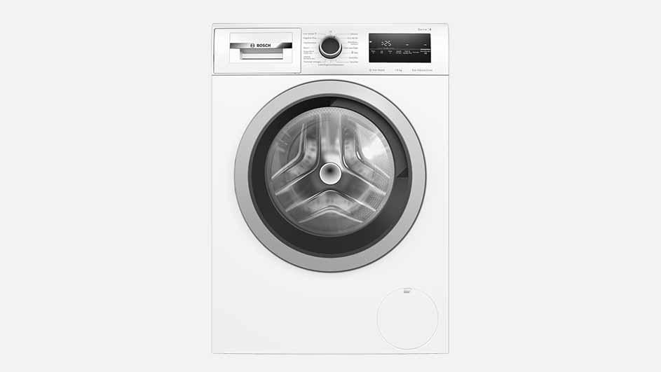 Een witte Bosch wasmachine met een grote ronde deur en digitaal display staat op een lichte achtergrond, klaar voor gebruik.