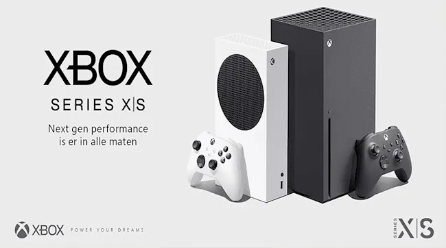 Twee Xbox-consoles, een witte en een zwarte, staan naast elkaar met bijbehorende witte en zwarte controllers.