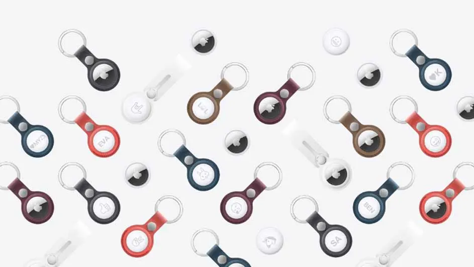 Een patroon van ronde sleutelhangers in blauw, rood, bruin, paars en zwart, samen met witte ronde objecten op een witte achtergrond.