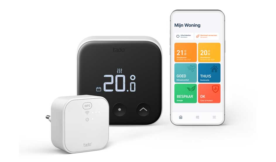 Een zwarte tado-thermostaat met 20,8°C op het scherm, een witte internetbridge en een smartphone met de app “Mijn Woning” en tegels.