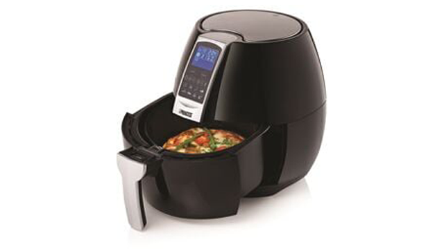 Een zwarte airfryer met een zilverkleurige handgreep en een mand met voedsel, tegen een witte achtergrond.