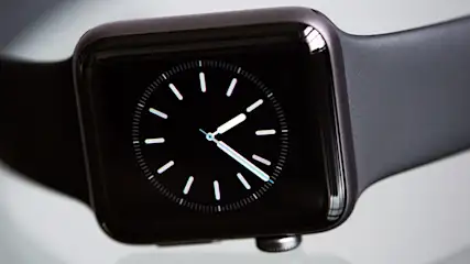 Zwart digitaal horloge met witte wijzerplaat en zwarte band. De tijd is ongeveer tien over twee.