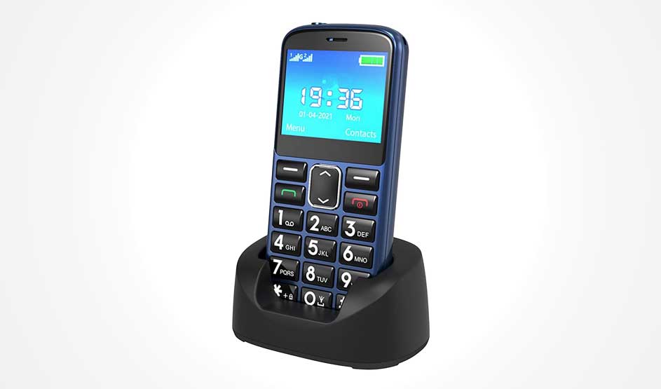 Een donkerblauwe senioren mobiele telefoon met groot scherm toont tijd 19:36. Fysieke nummertoetsen, laadstation onderaan. Eenvoudige interface met Menu en Contacts knoppen zichtbaar.