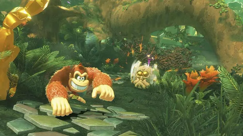 Donkey Kong rent door een kleurrijke jungle vol planten en bomen, terwijl hij wordt achtervolgd door een vijand met een stenen masker.