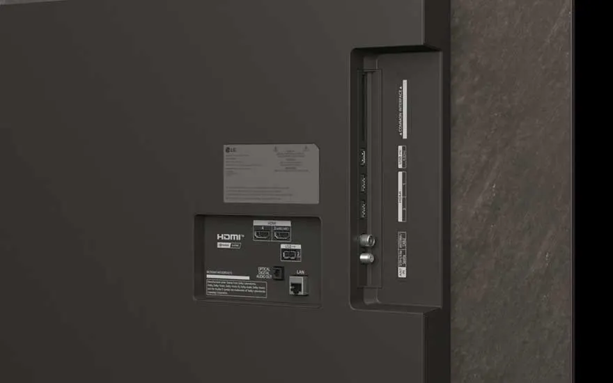 Close-up van de achterkant van een tv toont verschillende aansluitingen, waaronder HDMI, LAN, USB en antenne.