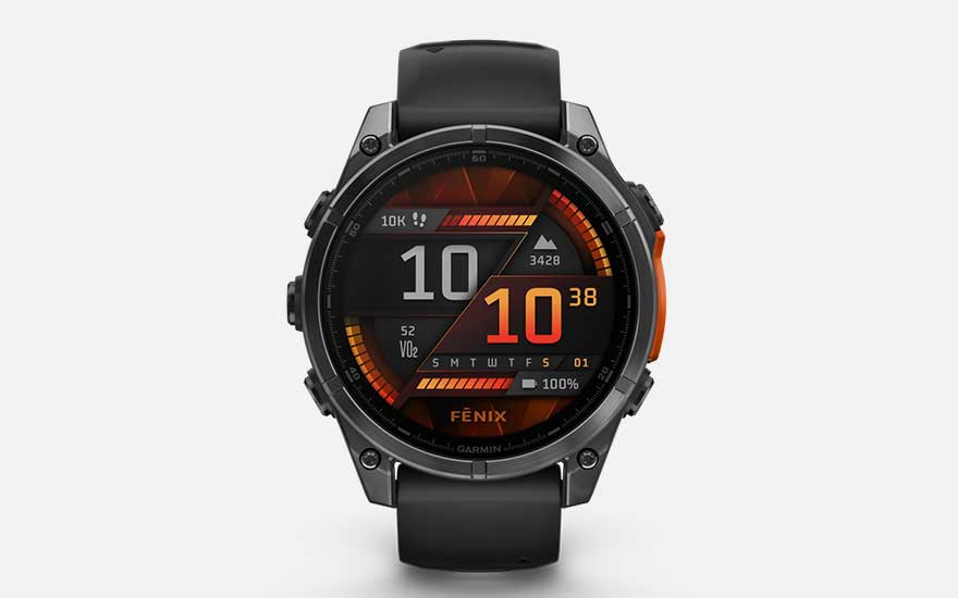 Garmin Fenix 8 sporthorloge toont fel verlichte oranje gegevens over activiteiten, batterij, stappen en weer.