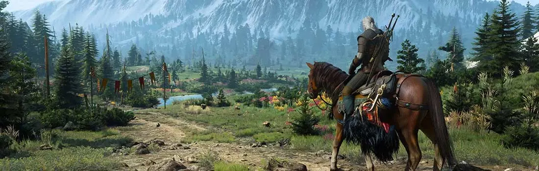 Een fantasy ridder te paard kijkt uit over een bergachtig landschap met besneeuwde pieken en groene valleien vol dennenbomen. 