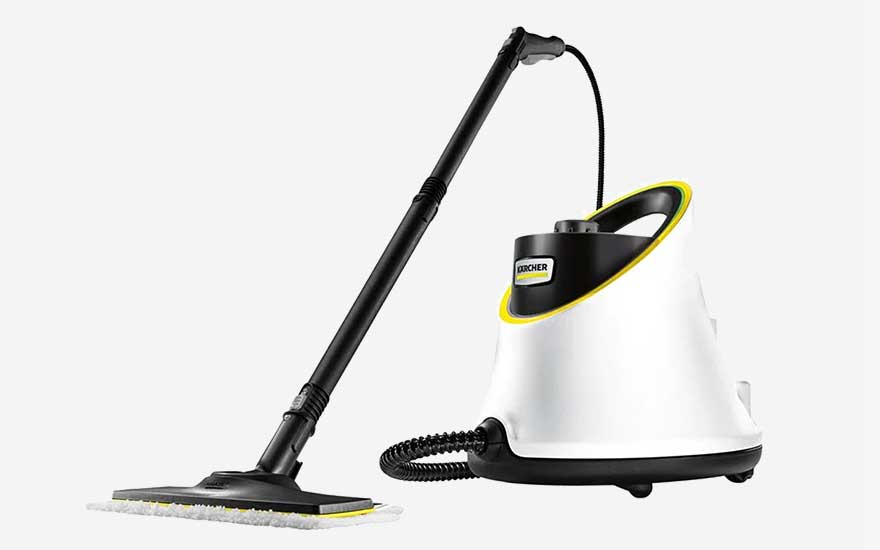 Close up van een compacte stoomreiniger met lange slang en rechthoekige vloerborstel, klaar om verschillende harde vloeren grondig te reinigen.