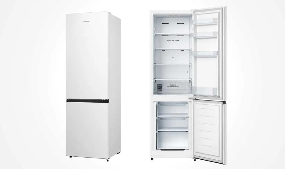 Een witte koel-vrieskast staat naast een open model, met lege glazen planken, deurvakken en ruime vriesladen tegen een witte achtergrond.