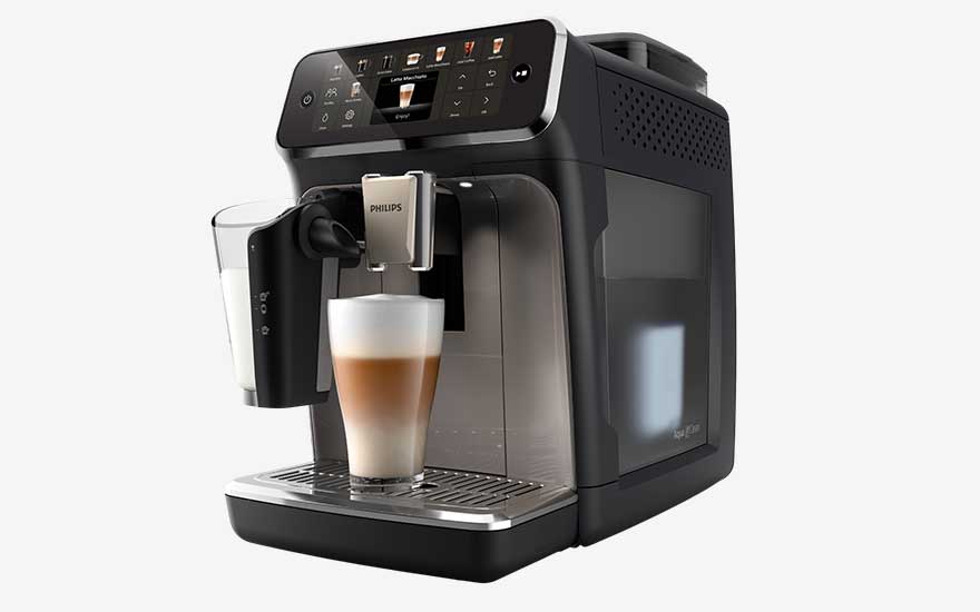 Zwarte Philips koffieautomaat met digitaal display die een latte macchiato in een glas zet, met melkreservoir aan de zijkant.