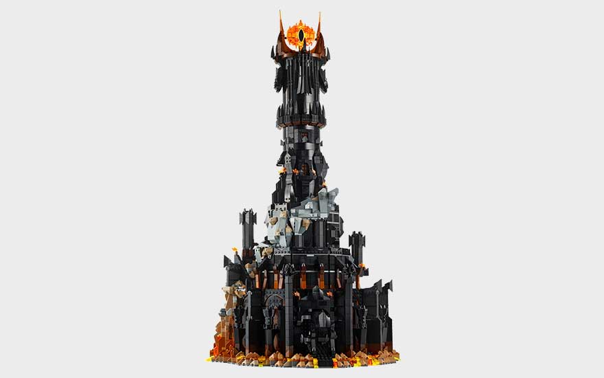 Hoge zwarte LEGO-toren uit The Lord of the Rings, met oranje vuuroog bovenaan, donkere muren en vurige details onderaan.