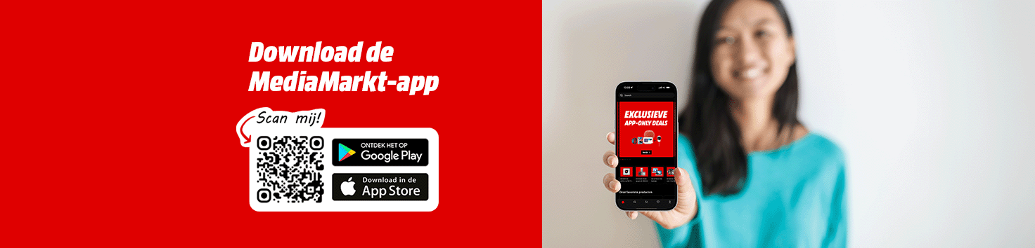Vrouw toont smartphone met rode app-interface. Scan de QR-code om de MediaMarkt-app te downloaden. De app is ook beschikbaar in de App Store en Google Play.
