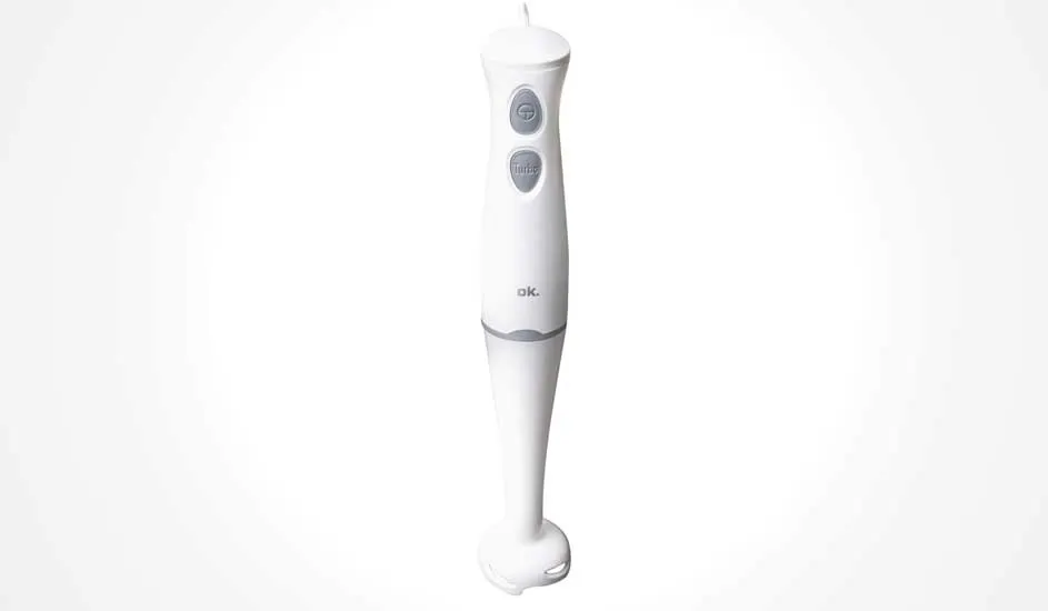 Witte staafmixer van ok. met slank handvat en twee grijze knoppen, rechtop afgebeeld tegen een effen lichte achtergrond.