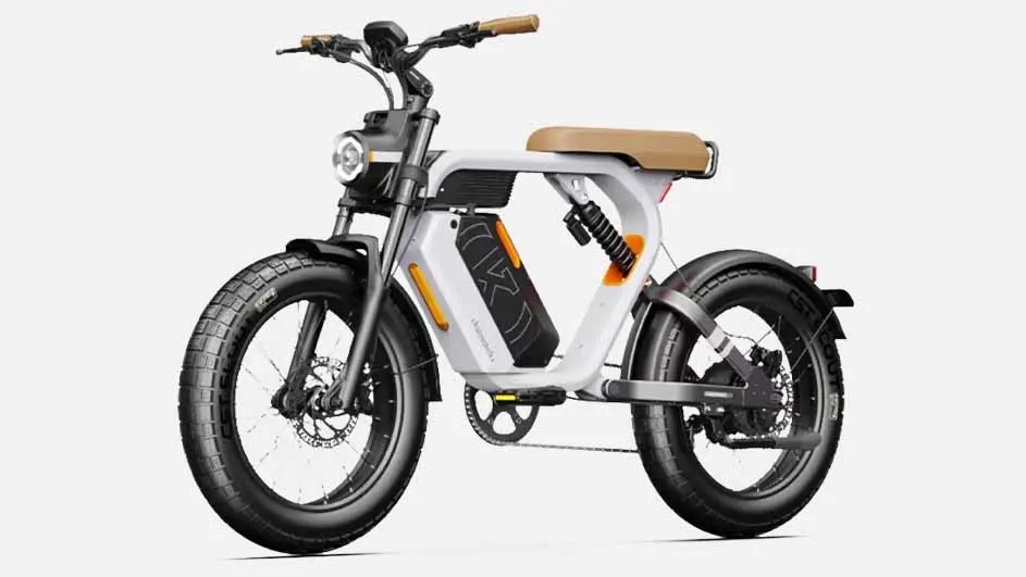 Een witte elektrische fiets met een bruin zadel en zwarte banden staat op een witte achtergrond.