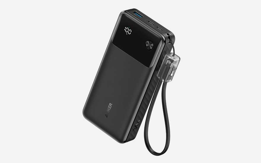 Zwarte powerbank met digitaal display, USB poort en ingebouwde polslus, ontworpen om smartphones en tablets veilig onderweg op te laden.