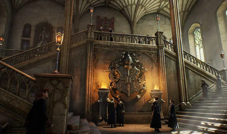 In de game Hogwarts Legacy zie je de iconische trapzaal van Zweinstein met het grote Hogwarts-wapen, magische sfeer en studenten in gewaden.