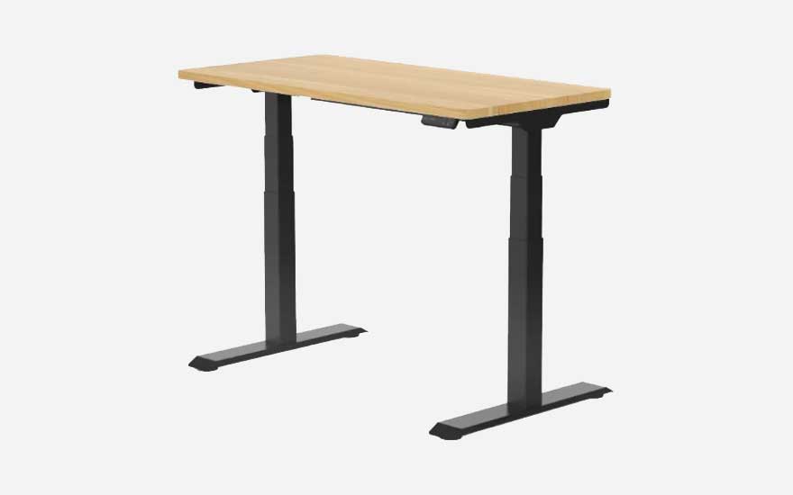 Eenvoudig in hoogte verstelbaar bureau met licht houten tafelblad en zwart metalen poten, geschikt om staand of zittend te werken.