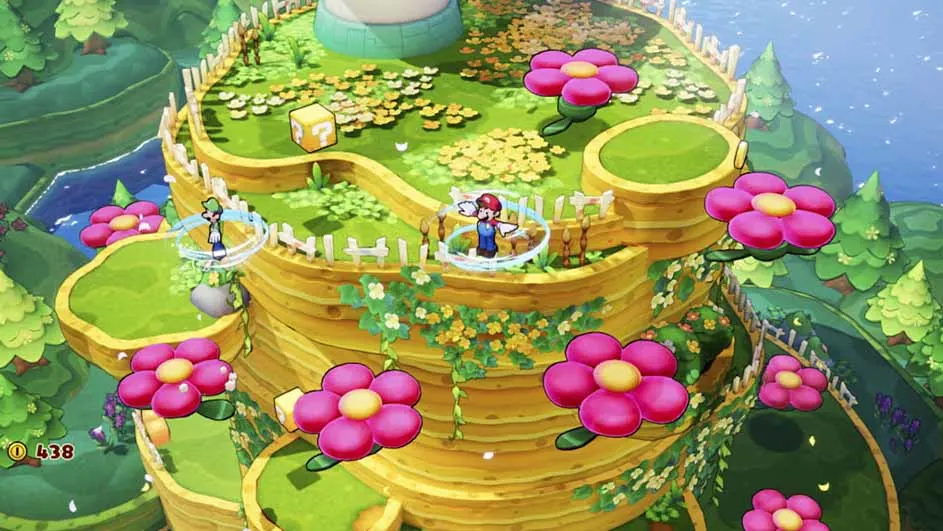 Luigi en Mario op een gelaagde gouden structuur met groene oppervlakken, omringd door grote roze bloemen en groene bomen.