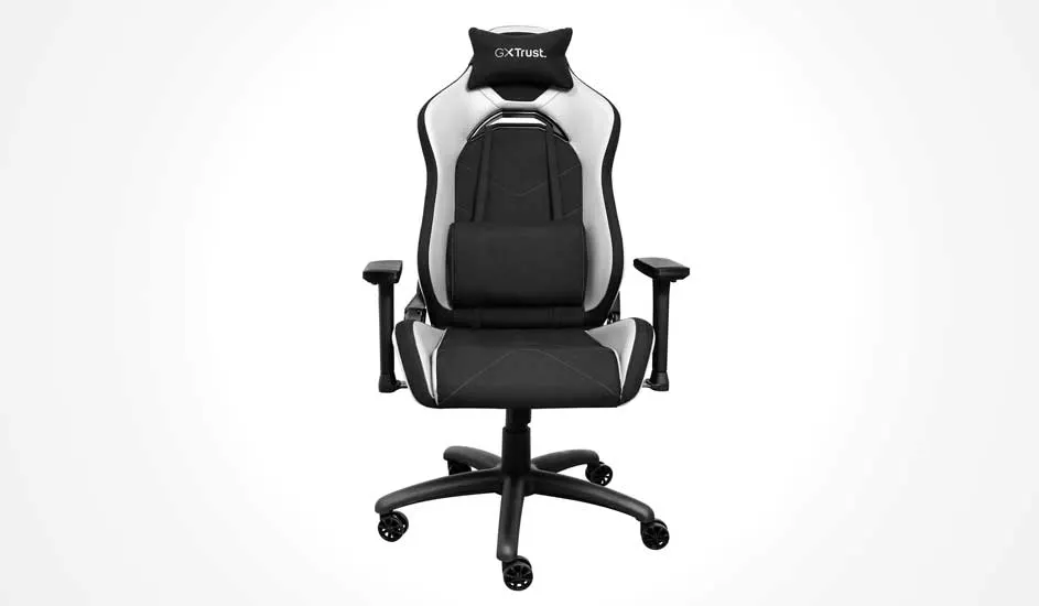 Zwart-witte gamingstoel met hoge rugleuning, verstelbare armleuningen en dikke kussens, centraal gefotografeerd tegen een effen witte achtergrond.