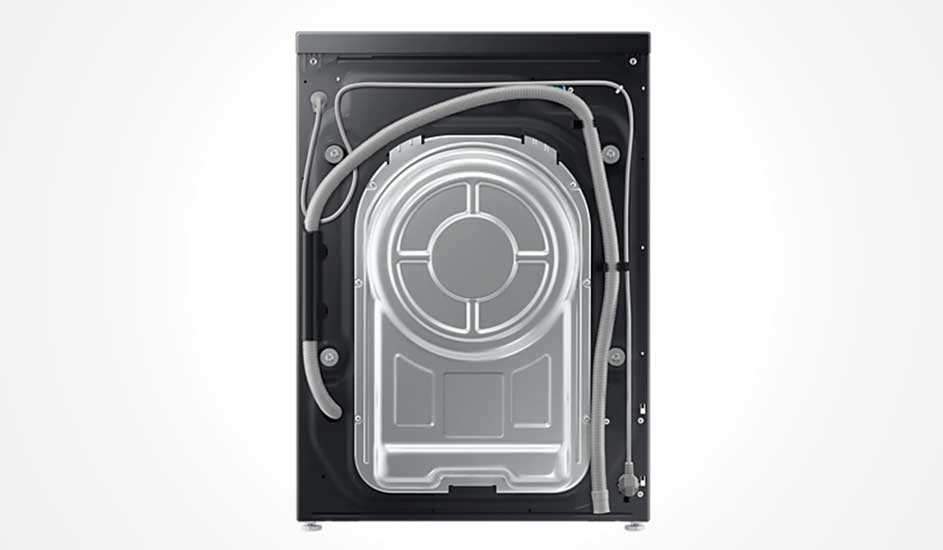 De achterkant van een wasmachine met zichtbare metalen trommel, waterslangen en bedrading. Het zwarte frame omsluit de zilveren trommel met ronde opening en technische componenten tegen een witte achtergrond.