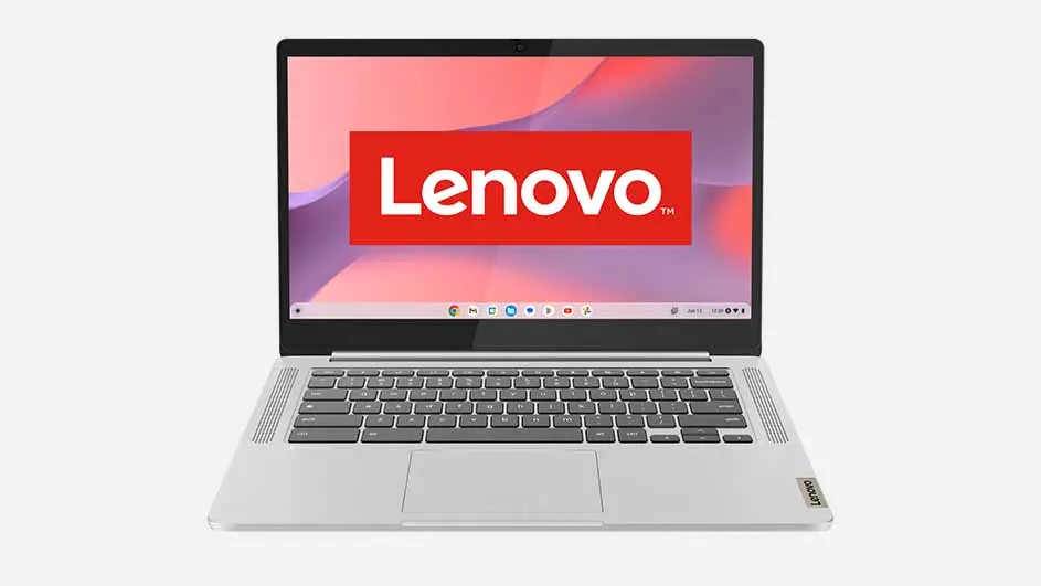 Een zilverkleurige Lenovo laptop met een rood logo tegen een roze achtergrond op het scherm, staat open op een witte ondergrond.