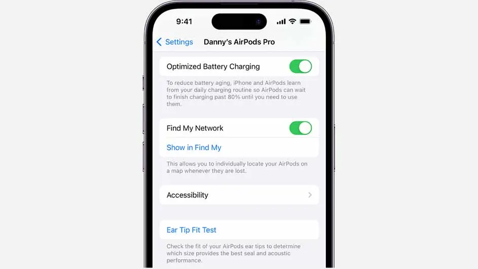 Een iPhone-scherm toont de instellingen voor Danny's AirPods Pro, met 'Optimized Battery Charging' en 'Find My Network' ingeschakeld.