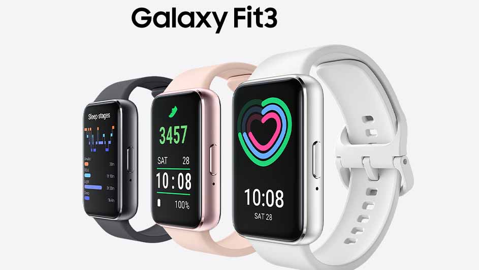 Drie Galaxy Fit3-smartwatches met verschillende bandjes; zwart, roze en wit. Schermen tonen tijd, datum en activiteitsgegevens.