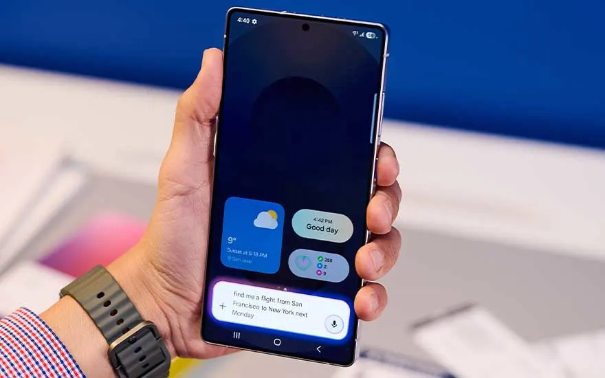Close-up van de zilverkleurige achterkant van een Samsung-smartphone, met drie verticale cameralenzen en een kleine flitser erboven.