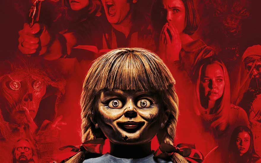 Je kijkt naar een enge pop met grote, starende ogen en blonde vlechten, centraal in een felrode horrorposter met geschrokken mensen en dreigende scènes op de achtergrond.