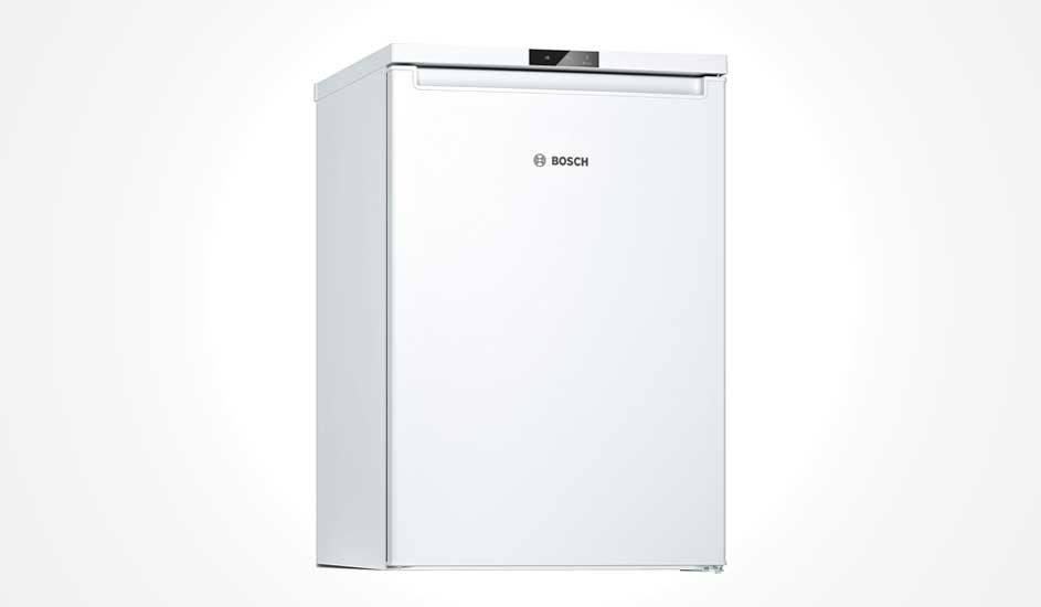 Een compacte, witte koelkast van Bosch met een strakke deur en minimalistisch design, ideaal voor kleine ruimtes of extra opslag.