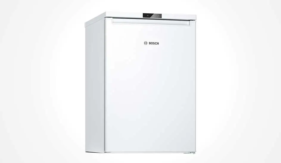 Een compacte, witte koelkast van Bosch met een strakke deur en minimalistisch design, ideaal voor kleine ruimtes of extra opslag.