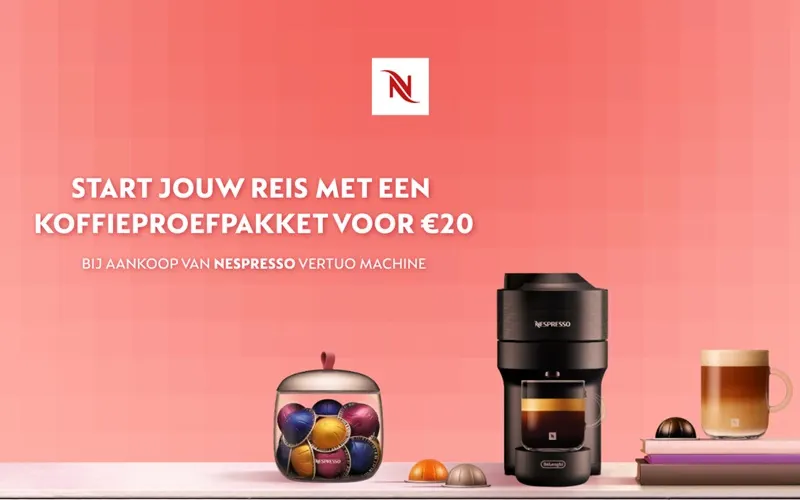 Nespresso-promobanner met de tekst “Start jouw reis met een koffieproefpakket voor €20 bij aankoop van Nespresso Vertuo machine”, met een Vertuo-koffiemachine, een pot met capsules, losse capsules en een glas koffie op een roze achtergrond.