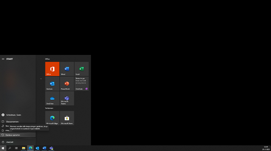 Het scherm toont het Windows startmenu met apps zoals Office, Edge en de Microsoft Store. Onderaan staat de taakbalk.