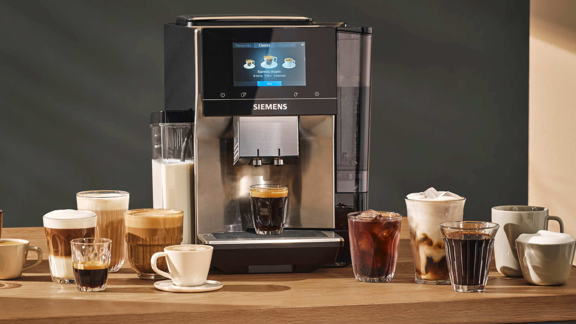 Een Siemens koffiemachine staat op een houten tafel, omringd door diverse koffievariaties in glazen en mokken.